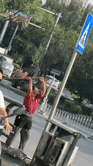 这老太太无法无天，光天化日之下挥动铁锹，明目张胆的破坏道路交通基础设施，看了真是