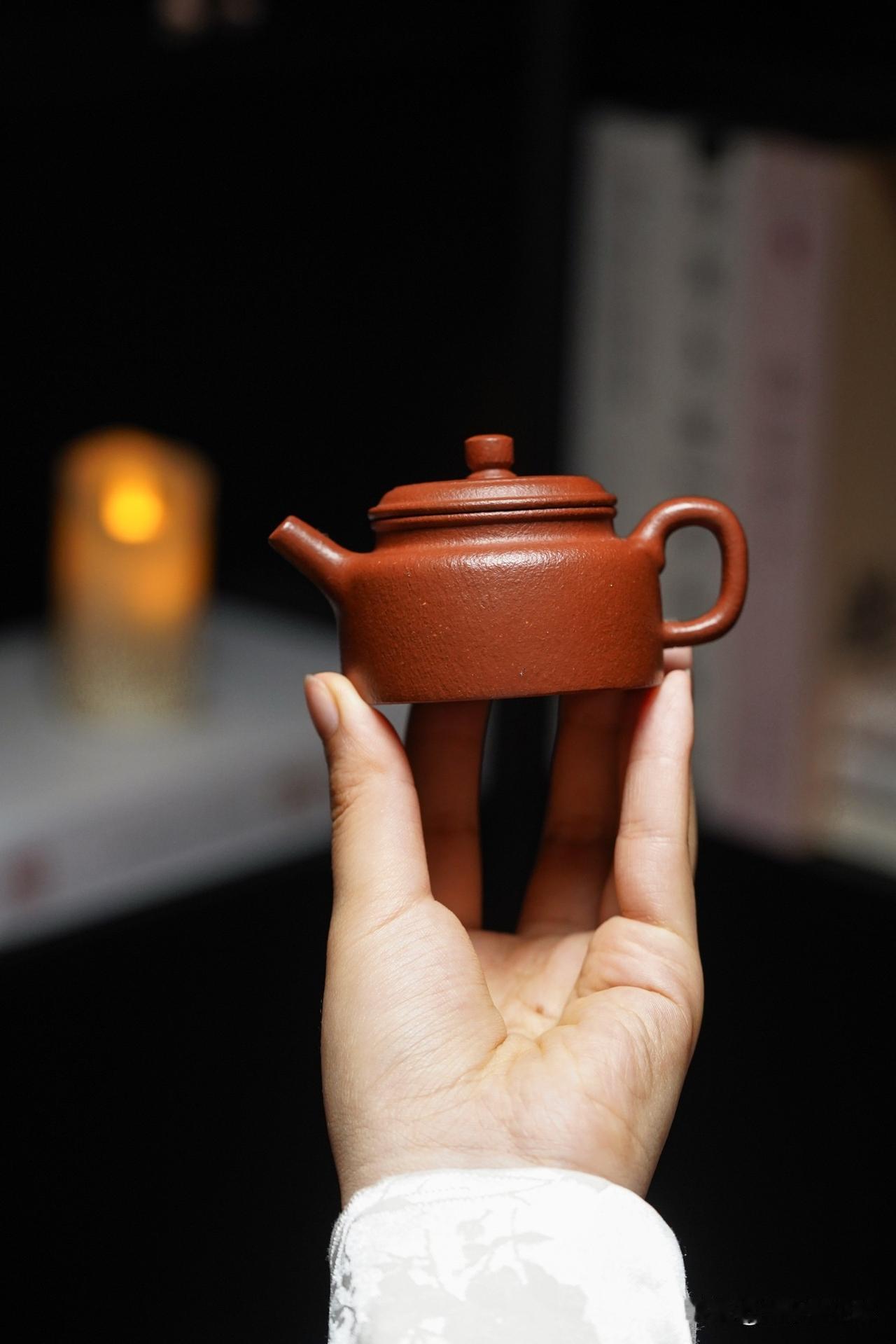 紫砂壶的四个世界：从乡野土坟到宫廷朱门
玩壶久了就会发现，紫砂壶远远不止是茶具。