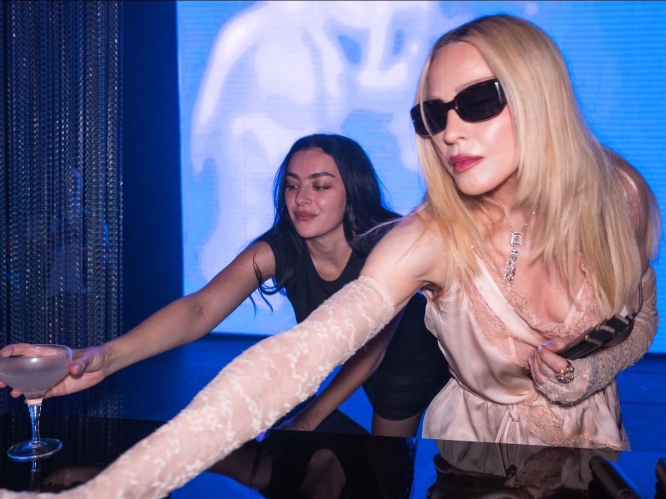 Madonna 和 Charli xcx 今晚在巴黎联合主持 The After