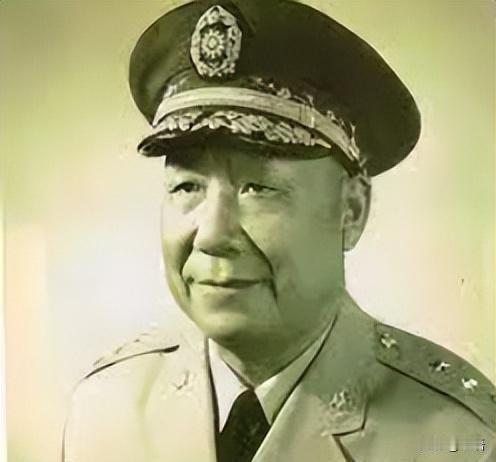 1949年，蒋介石下令把青岛炸成废墟。刘安祺接了命令，嘴上没说什么，转头却把亲信