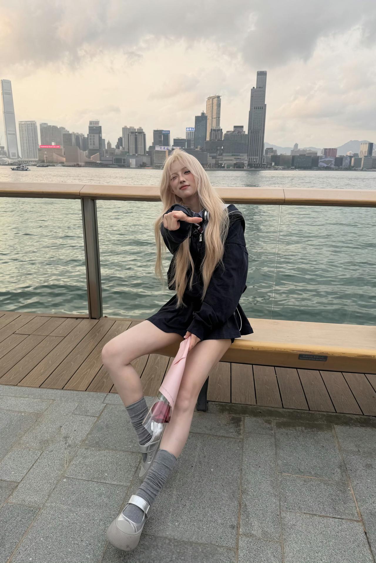 维港晚风漫过金发，揣一支玫瑰，耳机里循环着喜欢的旋律，在暮色来临前，和自由与浪漫