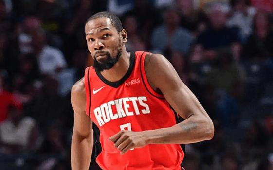 现在杜兰特是真的惨，无球各种拉拽推都不犯规，投篮直接往下盘扎侵犯圆柱体动作都给弄