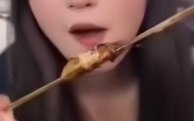 三个女孩烧烤结账闹剧：扒开年轻人社交买单潜规则的遮羞布。
 
深夜的烧烤摊，本是