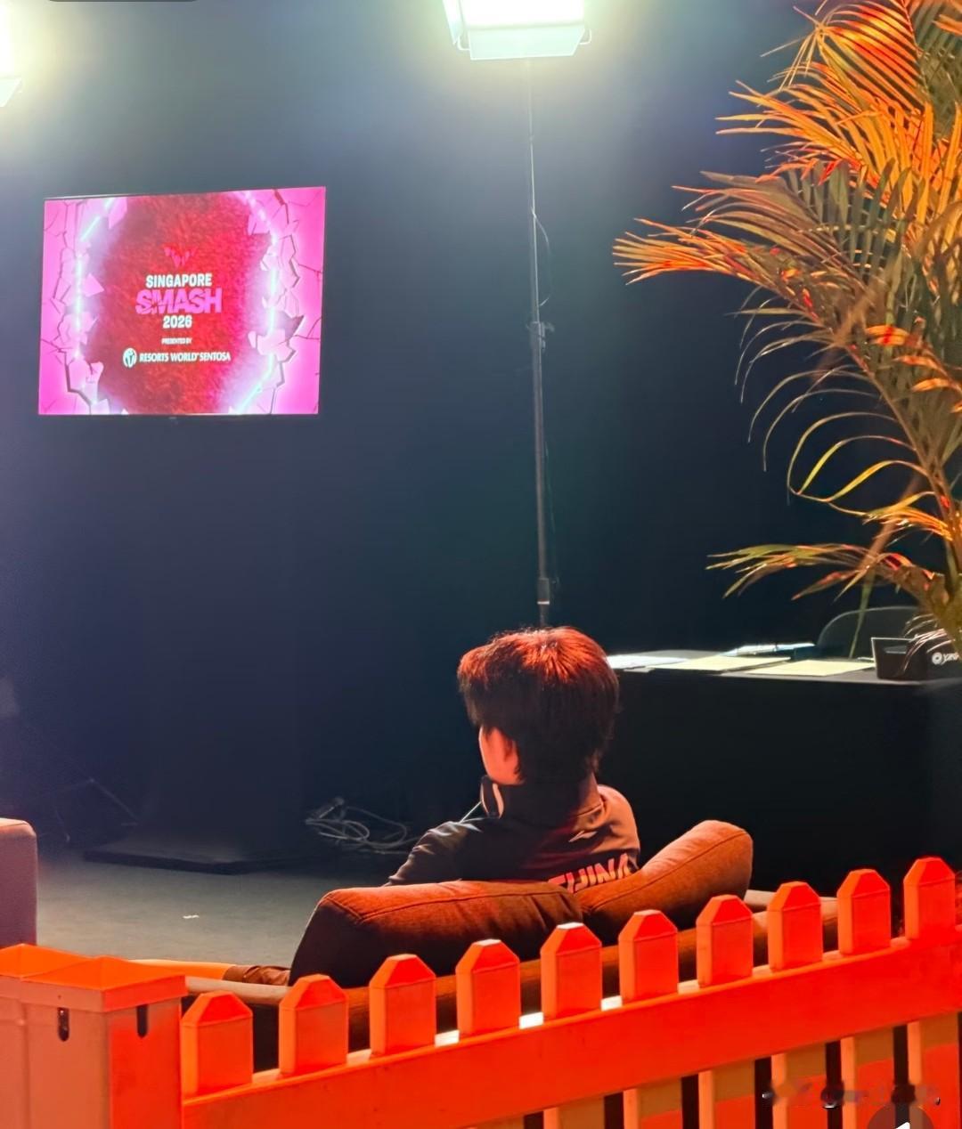 在想什么啊
王楚钦这几年一直在成长，越来越有担负大任的样子，也一直扛着巨大的压力