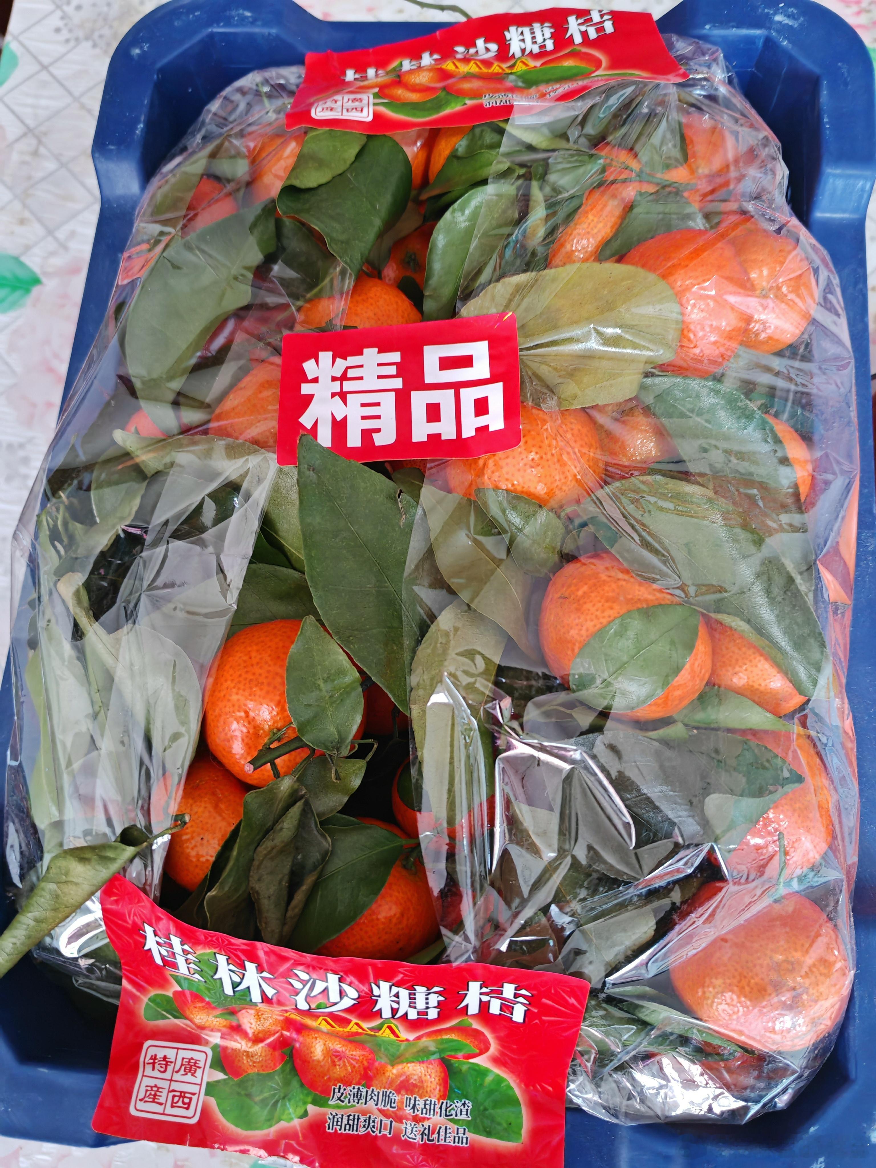 老家各种沙糖桔，就没一个好吃的，全是垃圾货。深圳水果店卖5块一斤的沙糖桔，老家没