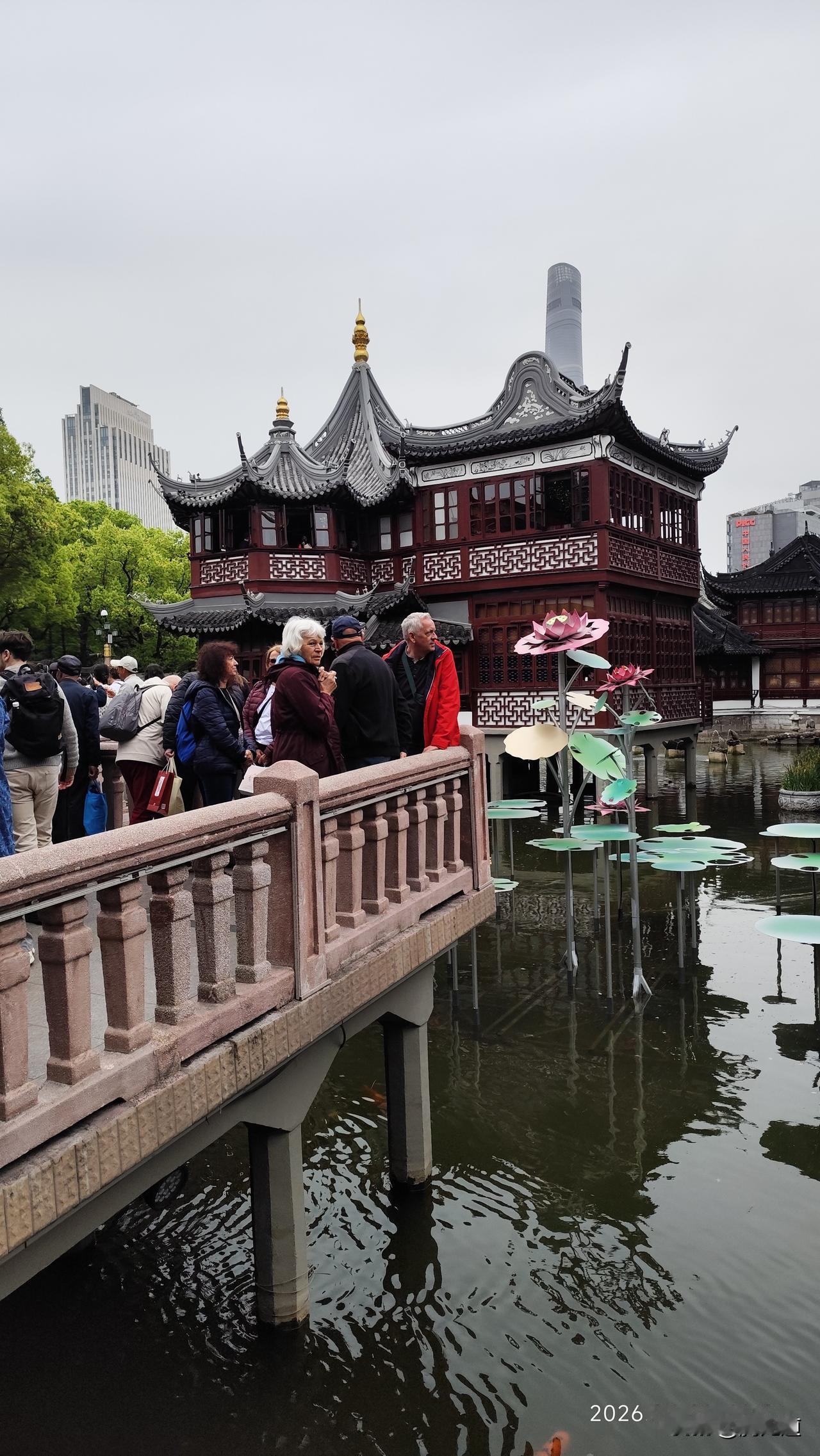 真心话茶局上海老城隍庙九曲桥湖心亭有着悠久的历史。至今的湖心亭仍是城隍庙商圈的著