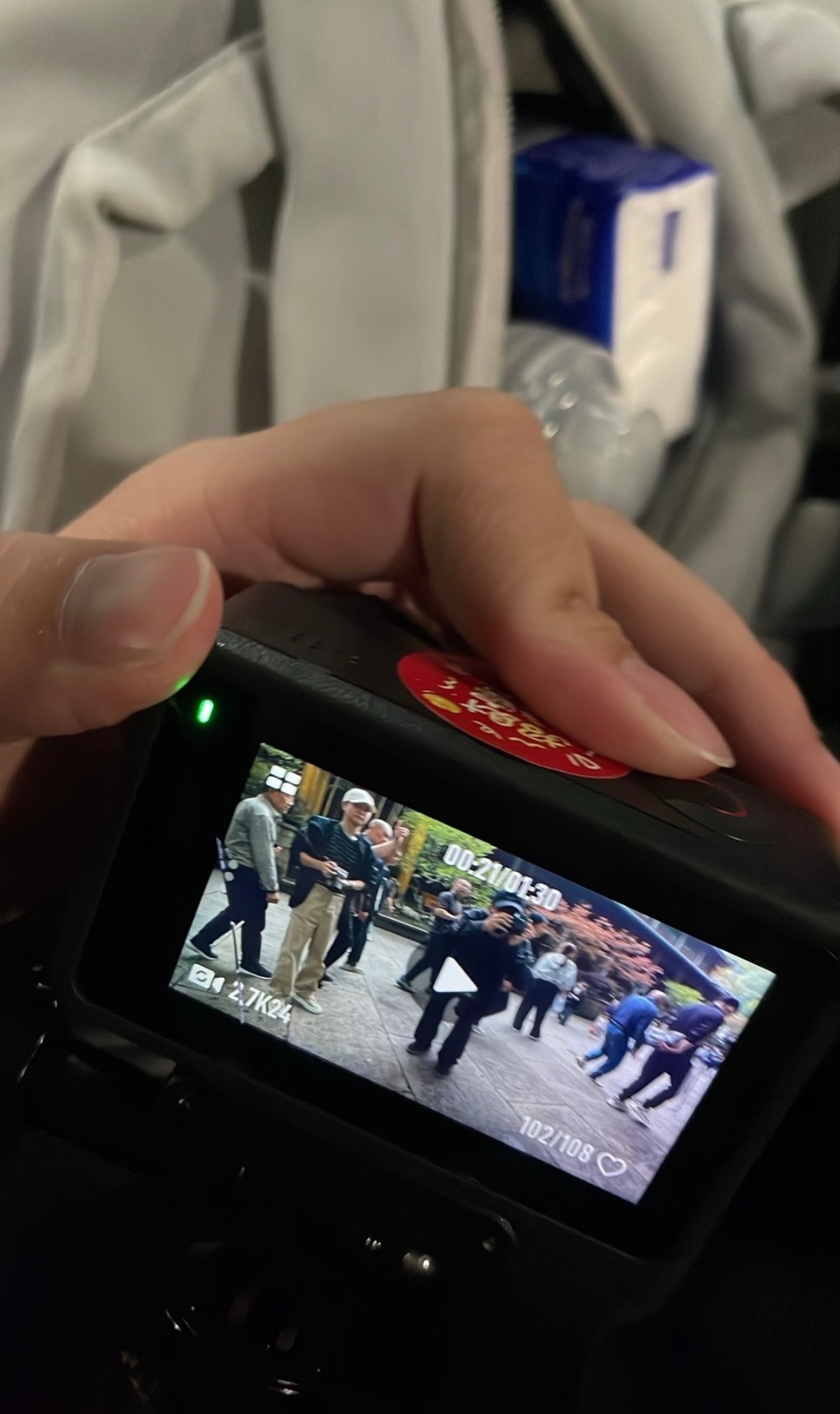 李现帮我拍了拍立得李现灵隐寺帮路人拍照完全独家记忆来的 