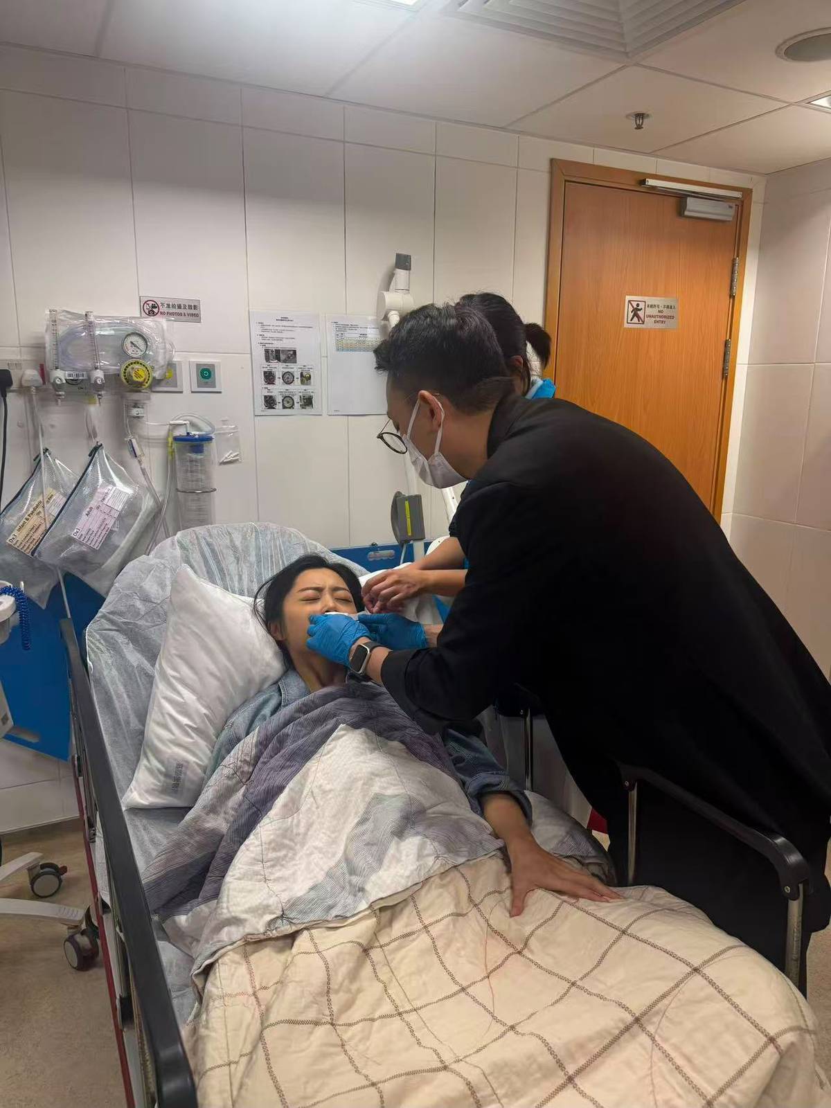 【卫诗雅手术后报平安】丈夫透露卫诗雅缝50多针原因 据明报等港媒报道，演员近日在