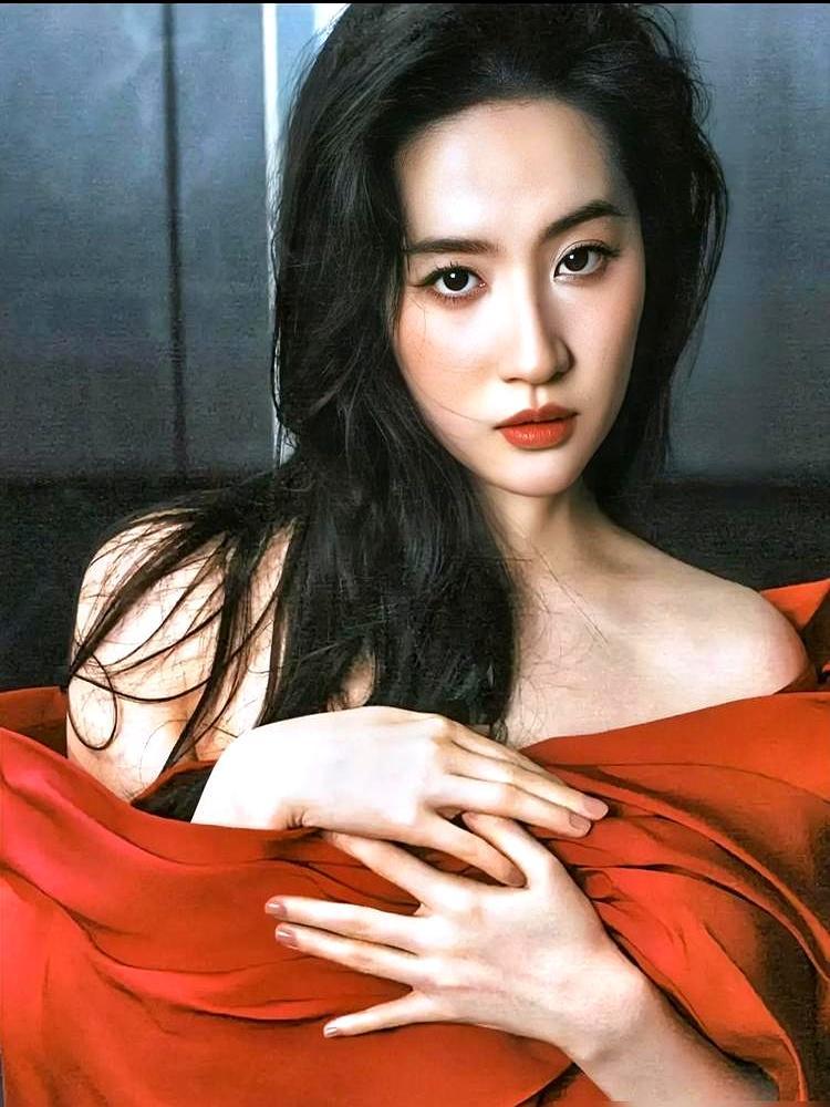 邓超拍四大名捕时憋了个坏，就想戳破刘亦菲装读书的人设。
 
片场见她蹲边角读，飞