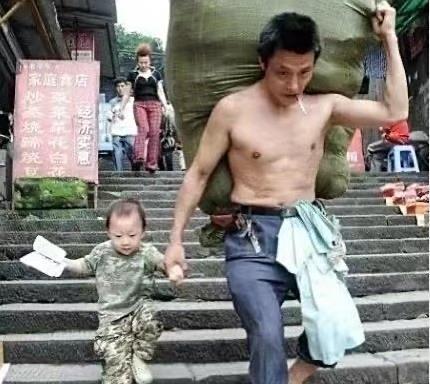 同一个地方，还是父子两人，这就是人生。 