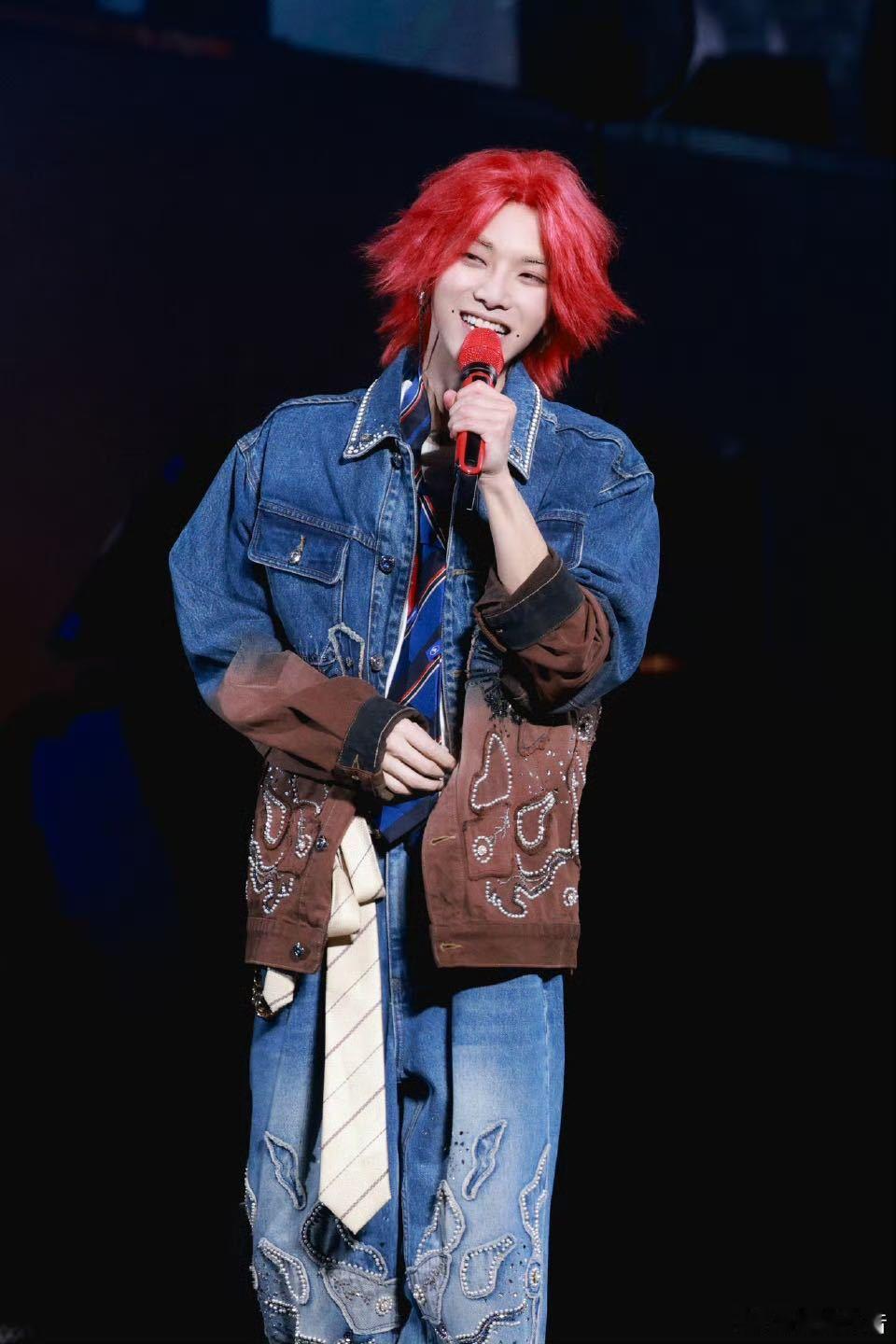 这身造型，简直就是古早QQ秀的真人复刻版！完美演绎了如何把虚拟时尚穿出顶级巨星范