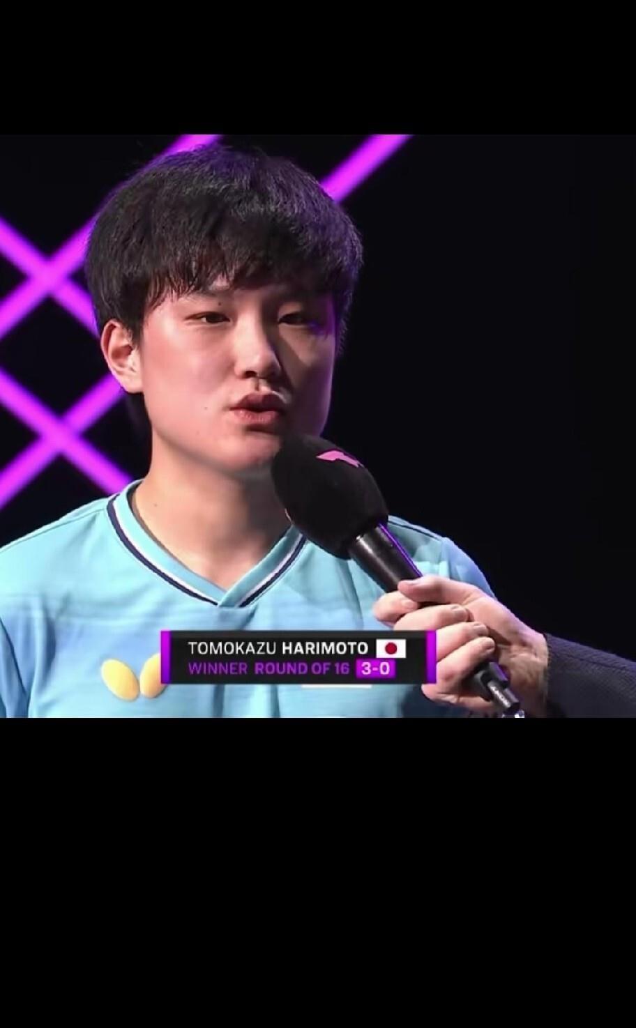 张本智和赢了，4比2击败松岛辉空。
两人从小一张球台练球，彼此太熟了。赛后有记者