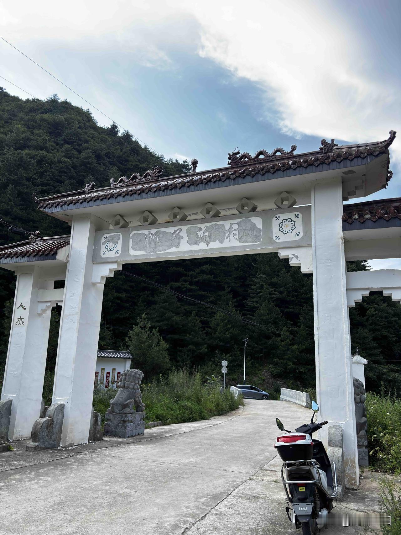 蓝田辋川狮子沟村随拍，这是上周六拍的，看到有小朋友在河道里抓鱼，这沟里面深不深，