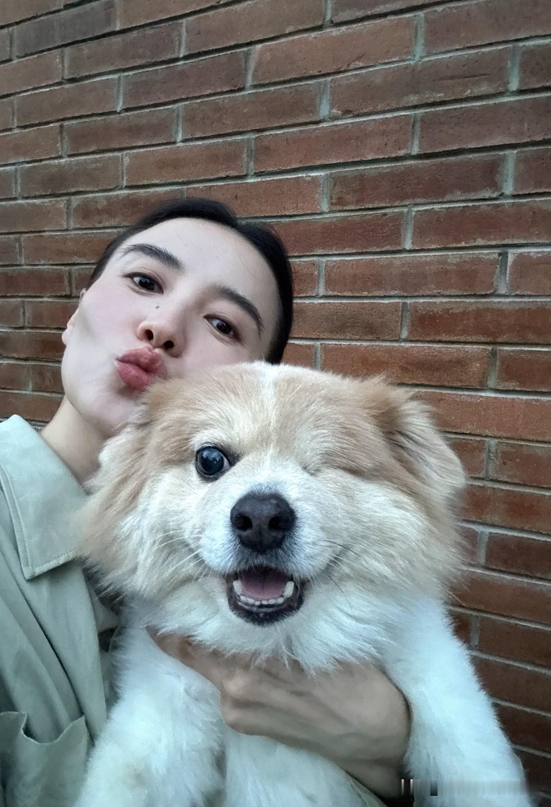 宋佳随手拍下的日常合照里，最抢镜的从来不是镜头前的俏皮搞怪的御姐，而是她怀里软乎