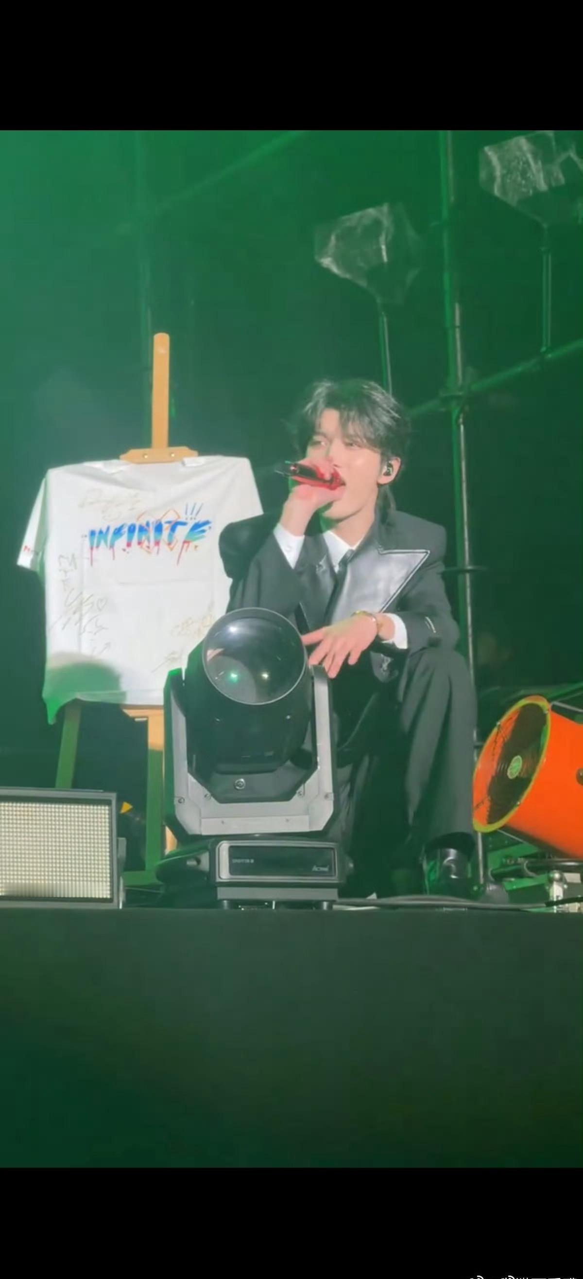 看完ONER现场被彻底蛊惑！黑白西装造型太帅了，表演时魅力四射，这样的舞台看一百