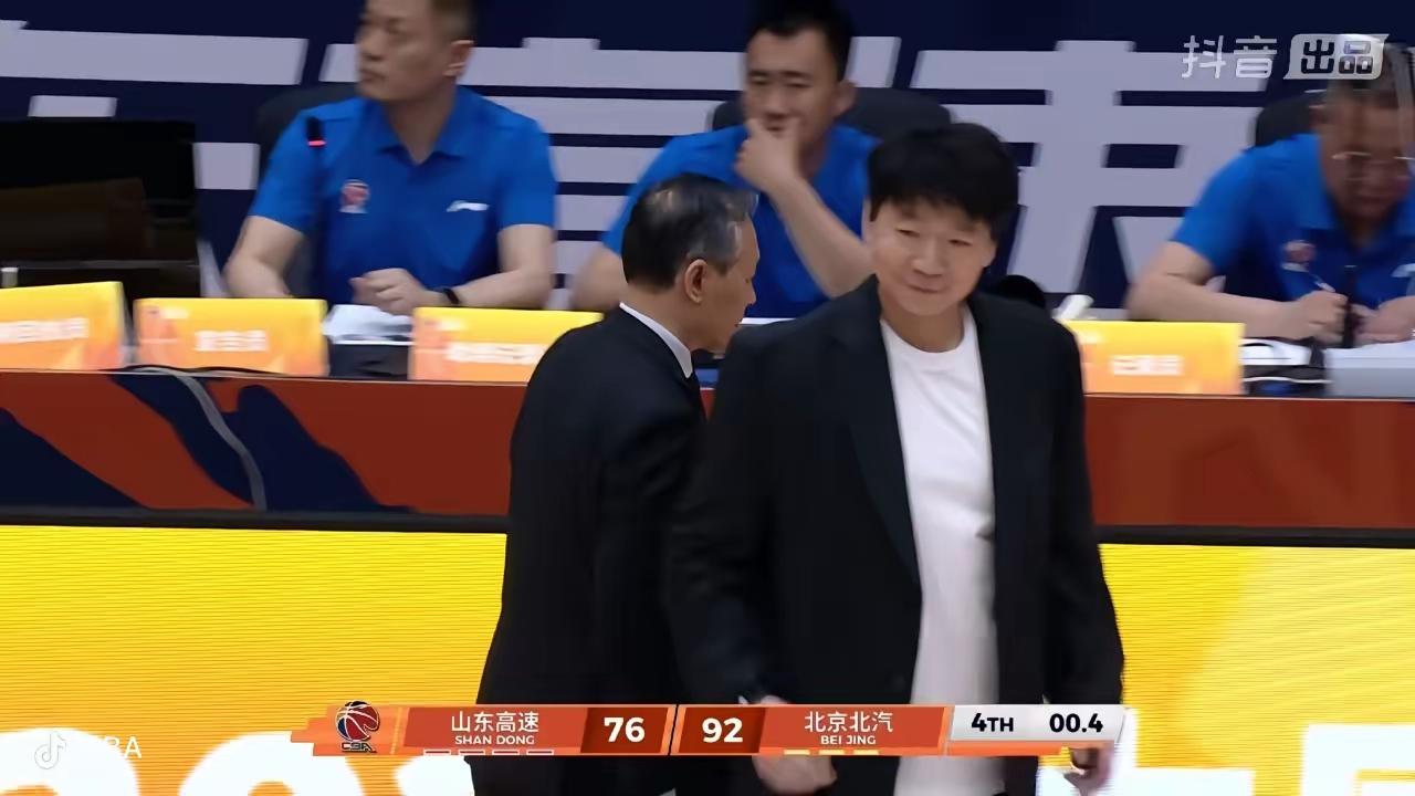 又是陶汉林，这个纯山东汉子，在山东高速男篮遭遇倒春寒时，场场死扛，主场对北汽的比