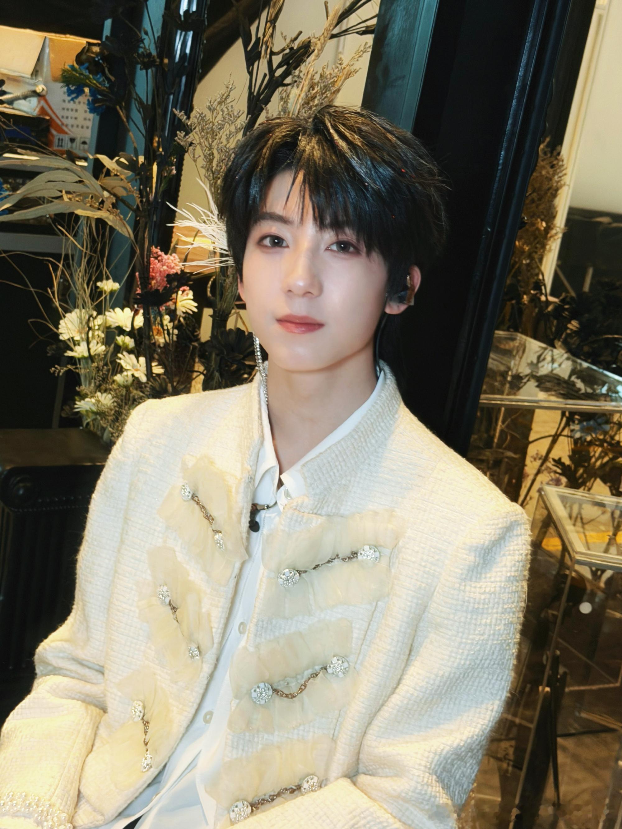 杨博文后台照杨博文晒了一波后台照，每一张我狂存，这四张反复怎么能做到这么帅又这么