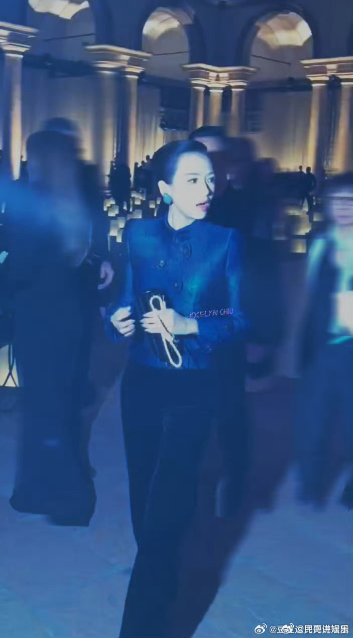 章子怡大光明 米兰秀场的“妈咪”章子怡太惊艳！大光明造型尽显顶级骨相，出场自带强