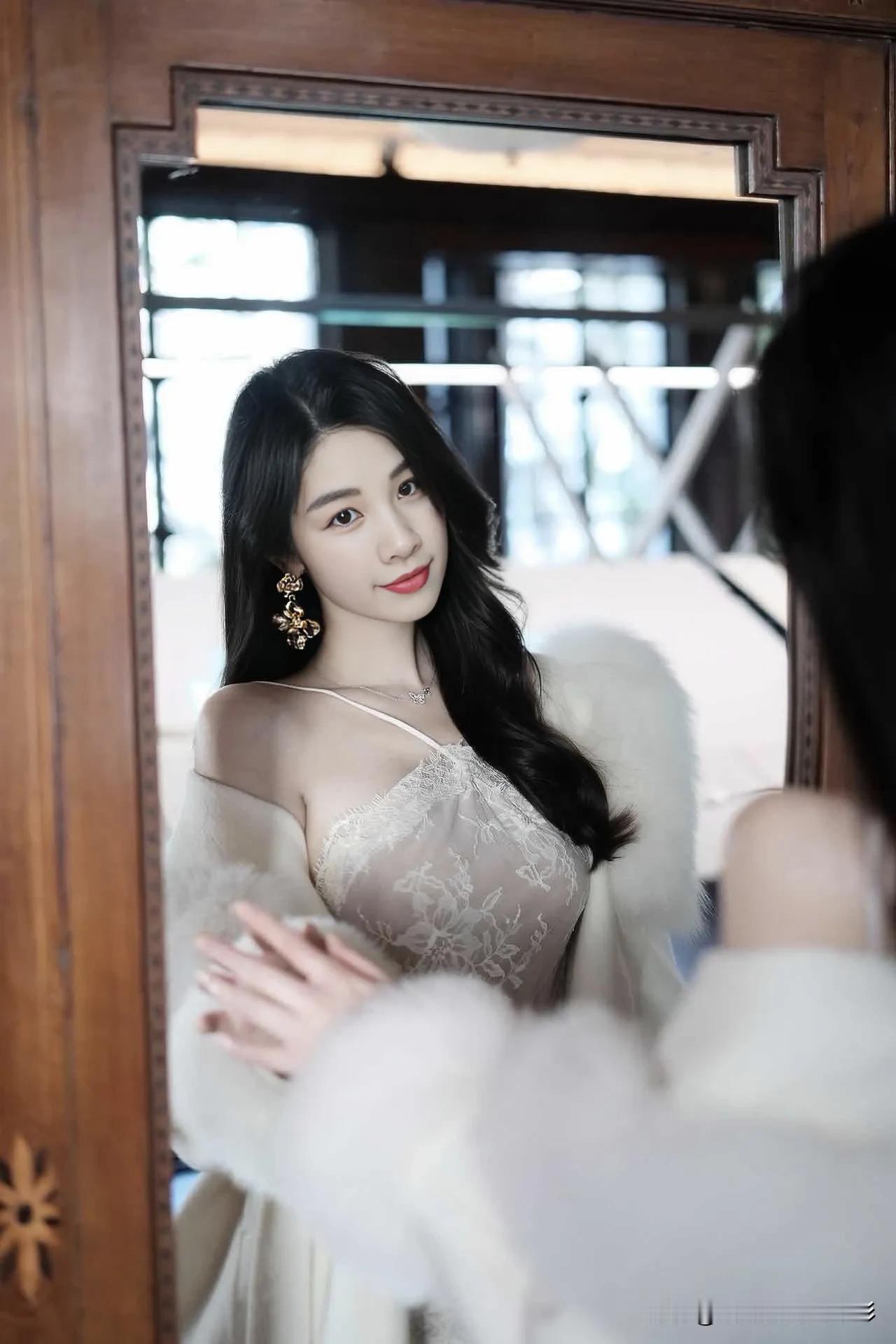 镜中映着新岁的模样：蕾丝勾勒柔情，毛绒裹着暖意，金饰点亮眸光。春节的风，吹来团圆