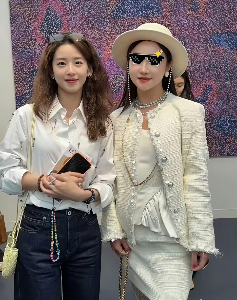 章泽天彻底放飞了！烫着黄色大卷，跟艺术画合影，这和以前的她大相径庭。仔细看这幅画