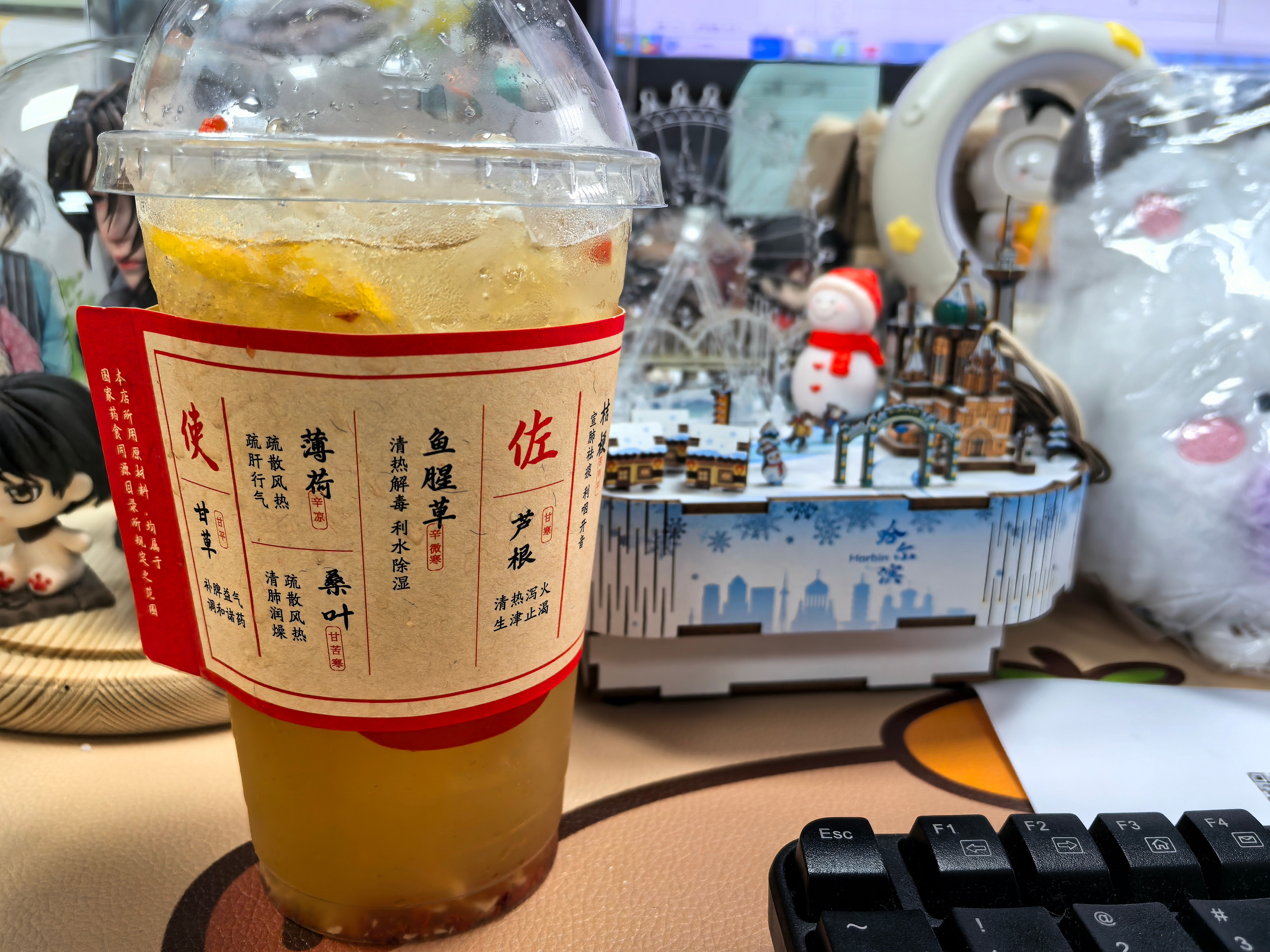 问领导要回来了，领导让我站垃圾桶旁边喝我换了吸管嘬了一口嗯，默默吐到垃圾桶里拍照