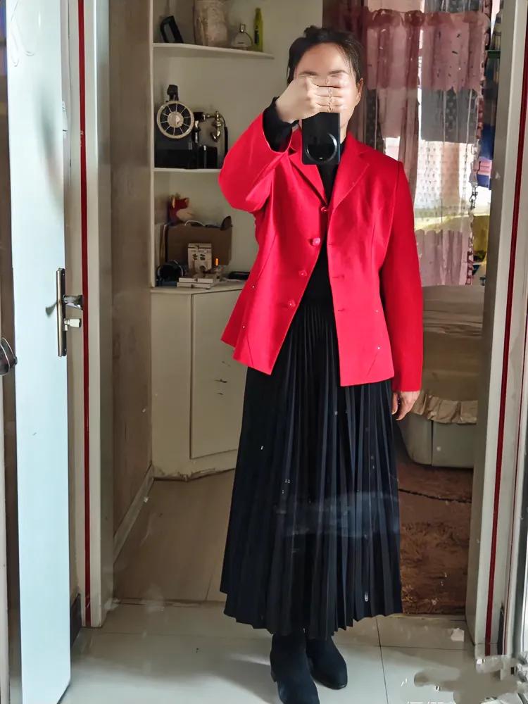 30年前结婚时候的红色呢子外套，大家帮我看看，还能不能留？

这衣服结婚穿了一次