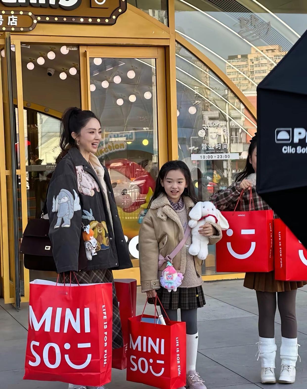 其实我真觉得有颜有钱有女儿，是可以不用再婚的。 