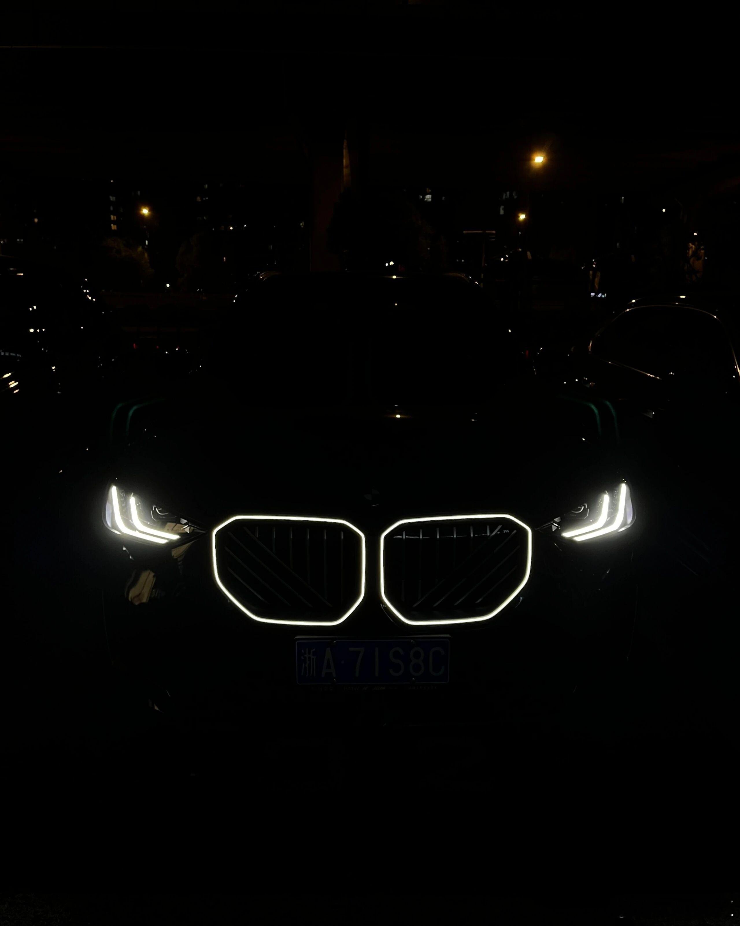 宝马停商场8101小时计费16900元夜幕为幕布，双肾格栅灯光璀格外璨，竟幻化作