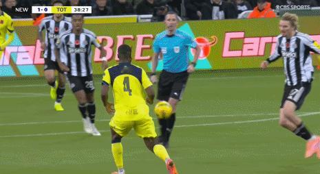 39分钟，丹索完成了热刺本场比赛的第一脚射正，但是射得太正。 ​​​