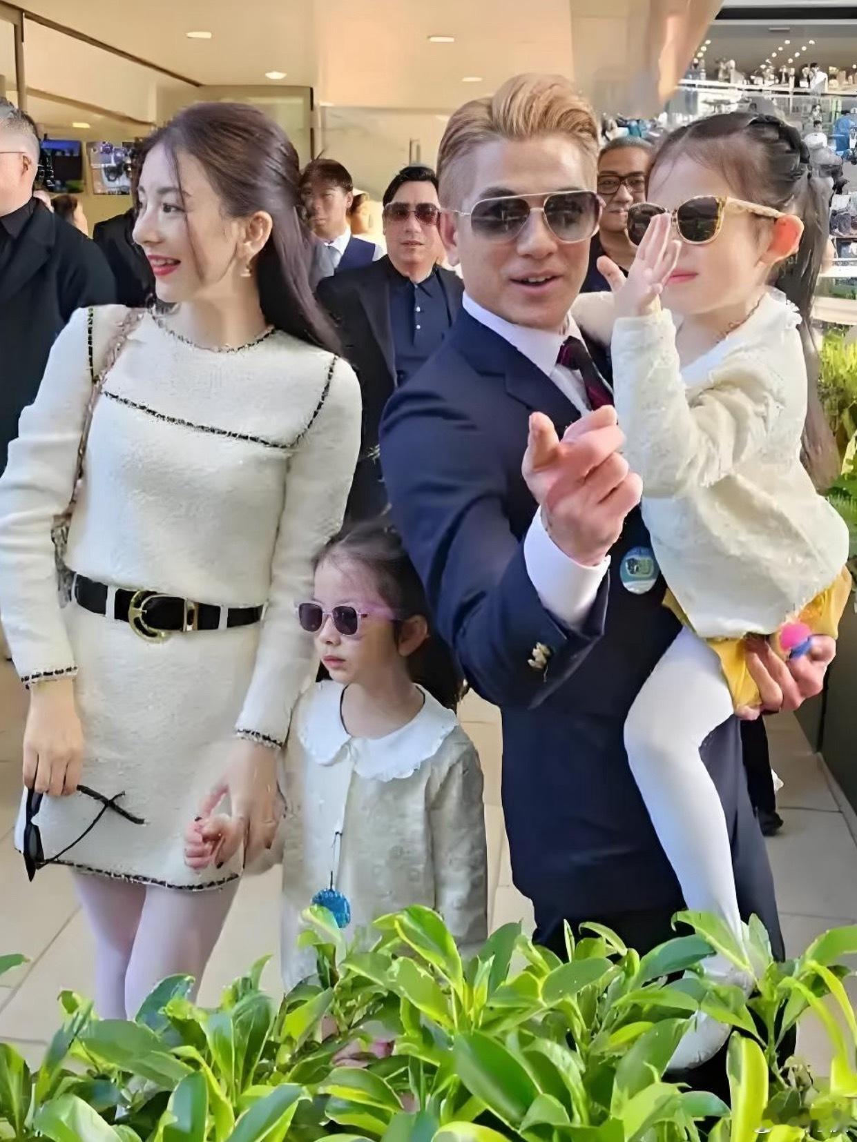 曝郭富城方媛第三胎是男孩不是说生男生女都一样吗[二哈][二哈][二哈]不过有两个