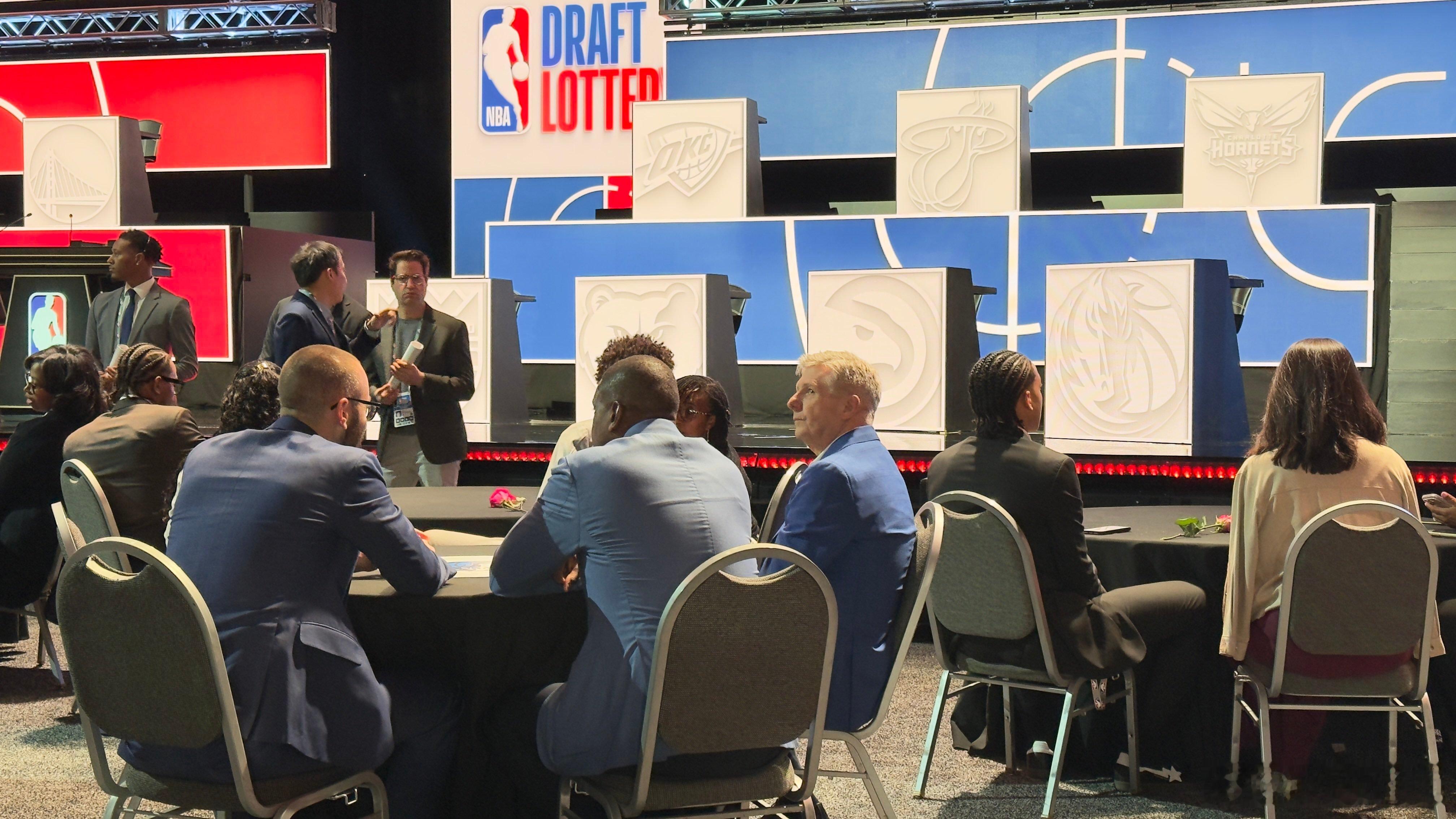 MFFL 乌杰里等我牛高层在等待结果。冲！！！骑士1比2活塞哈登关键时刻证明自己