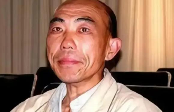 "就因为一件背心判了13年？"1991年，河南鹿邑老实农民胥敬祥酒桌上脱外套露出