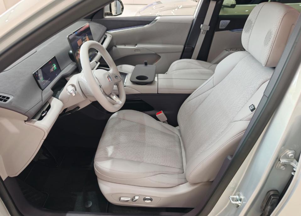 我认为别克至境E7的内饰真的非常温馨，有一种我之前买的商务车的感觉，座椅柔软，也