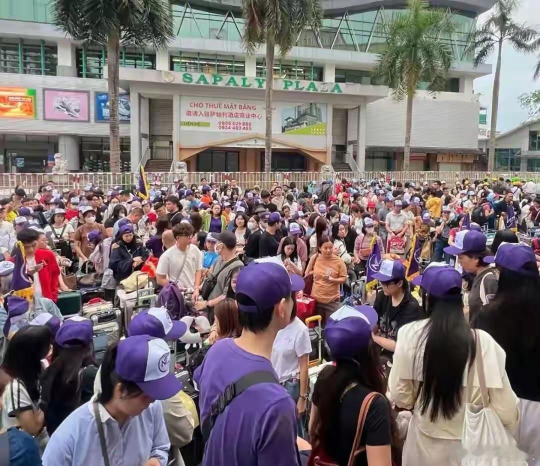 4月30日，越南全国开始放假，越南游客挤满老街口岸等待赴华旅游。 