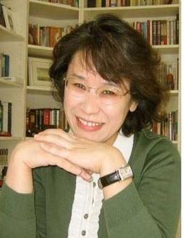 她，身残志坚，是二十世纪六十年代年轻人学习的榜样。
         她小时因患