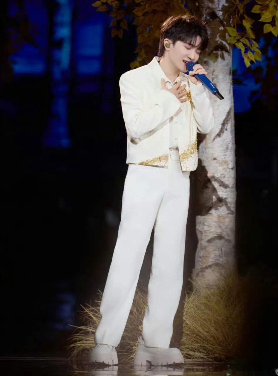 周深央视镜头状态深深，你的表演让我想起了那句话：“始于颜值，陷于才华，忠于人品。