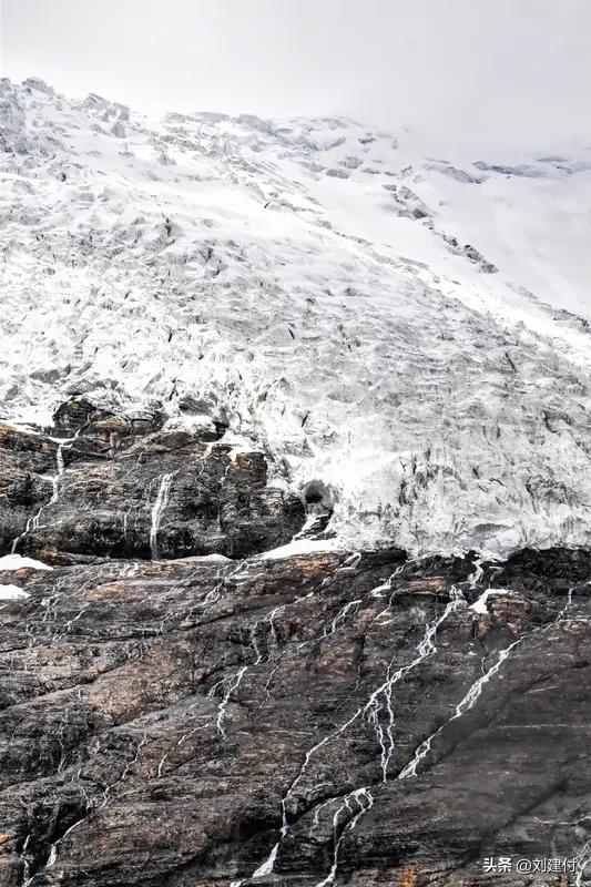 网友第一视角记录西藏雪山雪崩 网友第一视角记录西藏雪山雪崩，场面极其震撼！西藏林