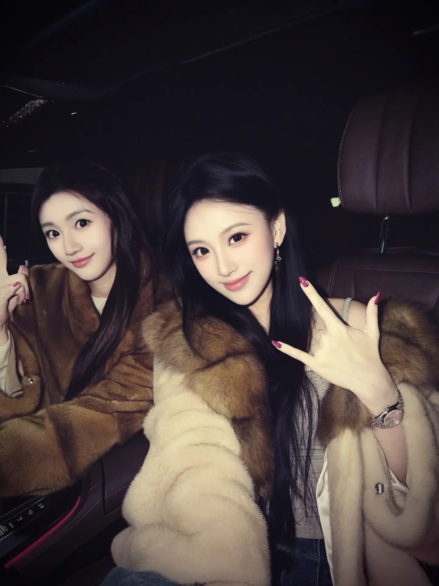 我开着大奔拉着心爱的玉芬😎。