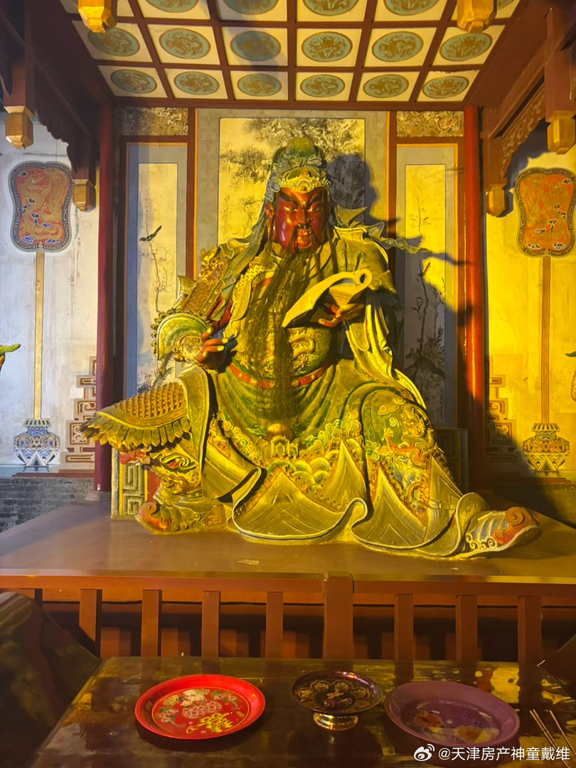 关羽跟嫂嫂在曹营，被安排在一个帐房。当时曹操想离间三兄弟。关羽白天练武，晚上在门