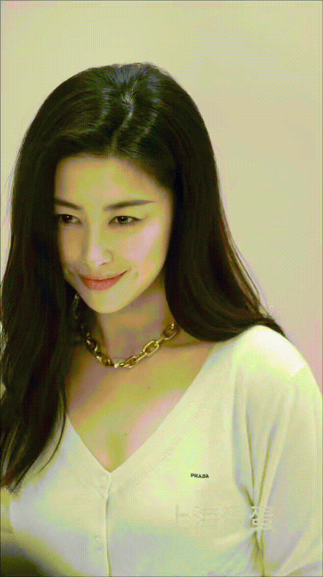 顶光下的朱珠 朱珠的骨相也太绝了！眉骨遮光完美抗住顶光，这颜值真的能让人疯狂心动