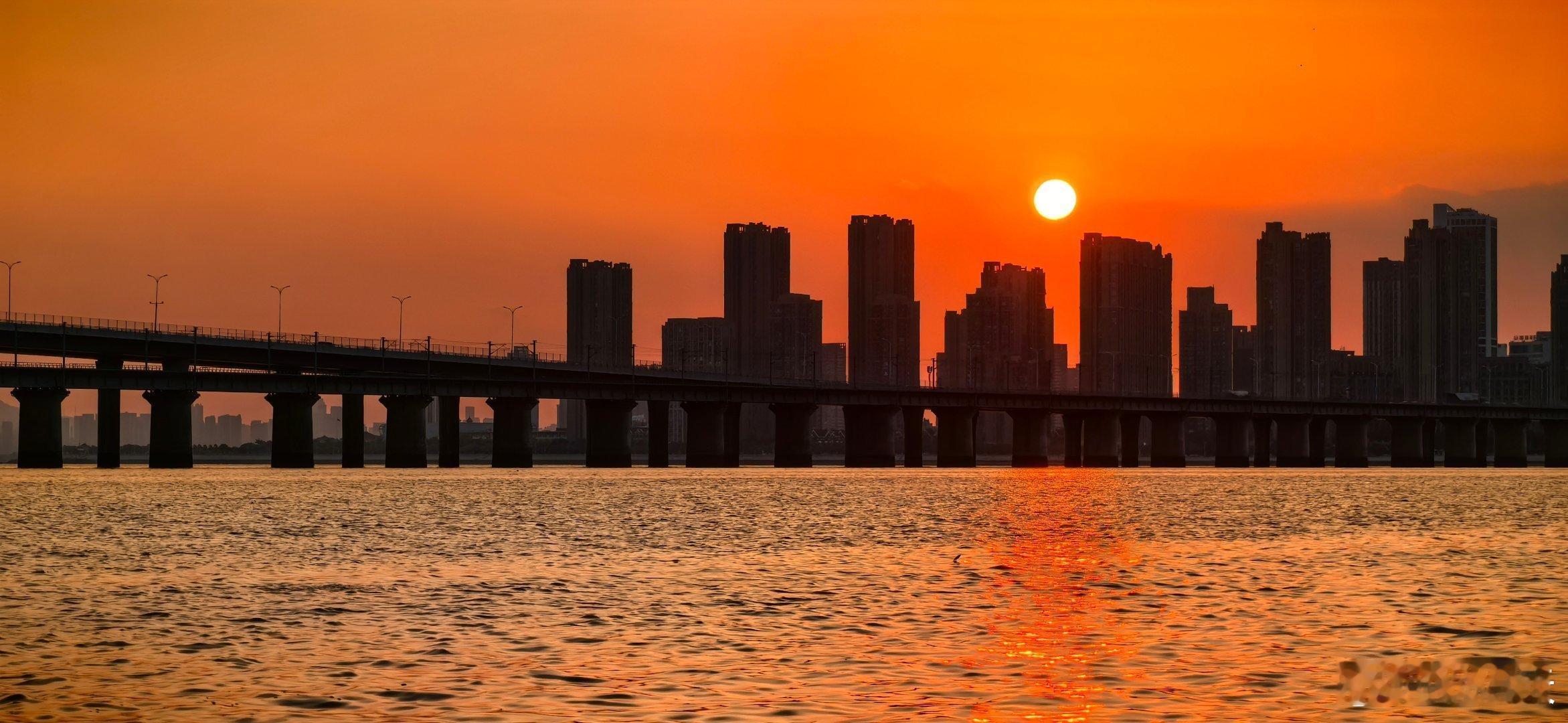 暮色四合，夕阳吻别城市的喧嚣，沉入茫茫大海。那最后一抹余晖，像一声叹息，搅得人心