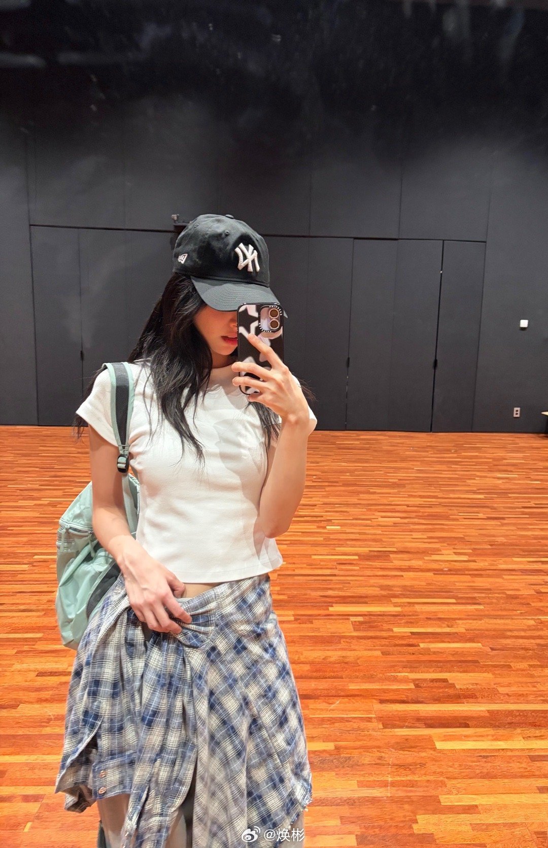 难得刷到一个好看的小姐姐用的是标准版iPhone。 