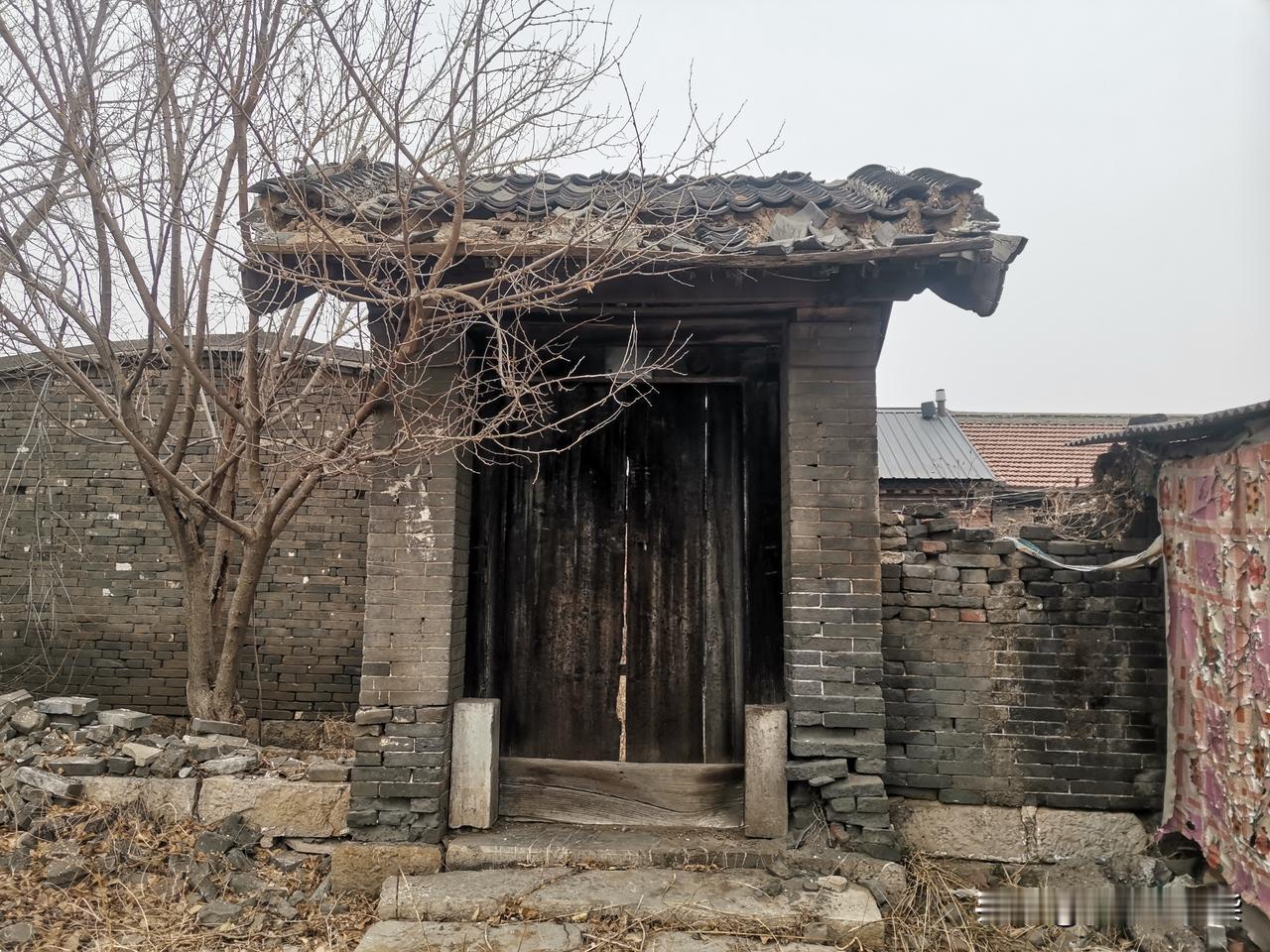 奢华过后，百年飘摇，或许终成一堆瓦砾。
春节走亲戚，又见一座残破老门楼，这种砖木