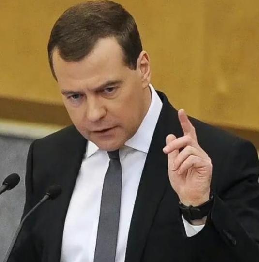 梅德韦杰夫：一旦战败，就用核弹攻击4个国家，让世界进入末日，将动用战略核武器针对