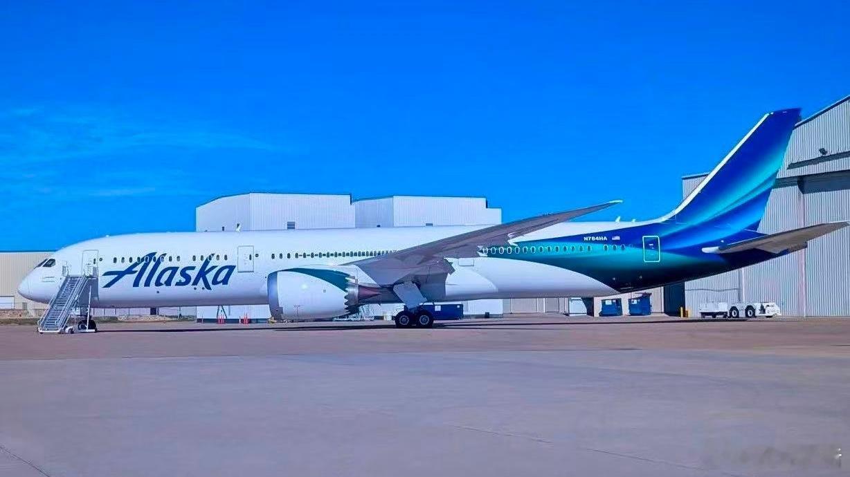 阿拉斯加航空首架极光涂装客机亮相，该机为一架B787-9（注册号N784HA）。
