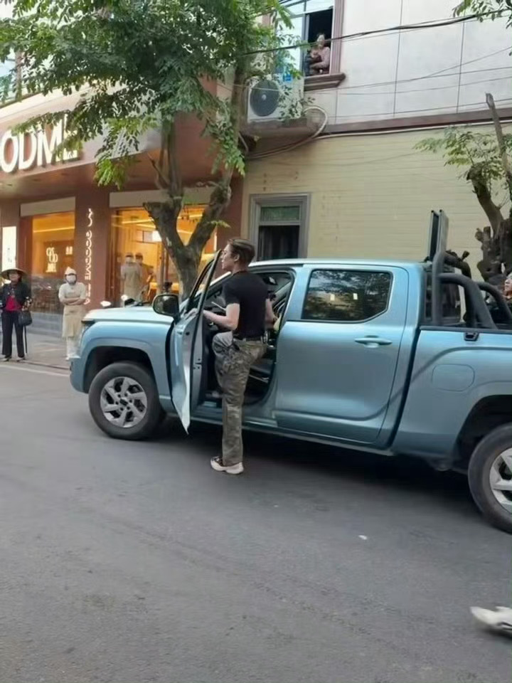 不许让这个王鹤棣再出门了王鹤棣帅得离谱，我出门一次都碰不上，这不公平啊!再让他出