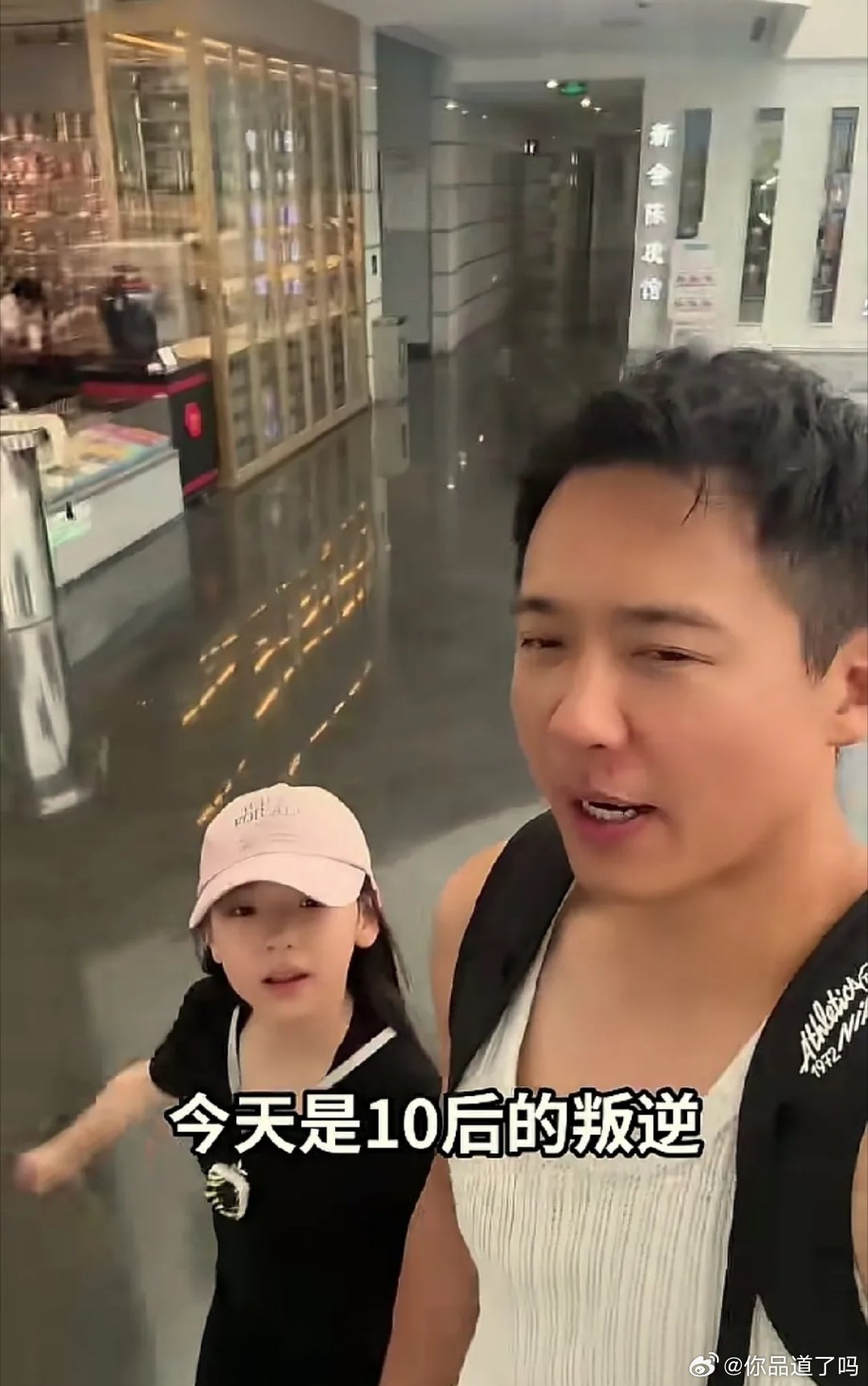 小酒窝跟亲爸在一起，才是真的回到了孩子的状态，爸爸也是竭尽全力让小酒窝开心，带小