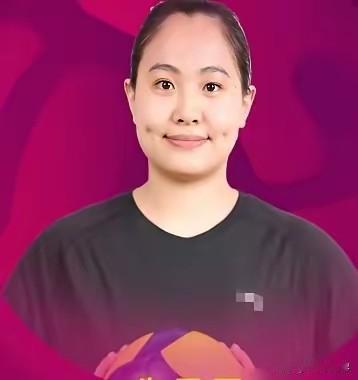 中国女排又出怪事，主教练赵勇是不是疯了？
他竟然把一个18岁的副攻王奥芊，当成核