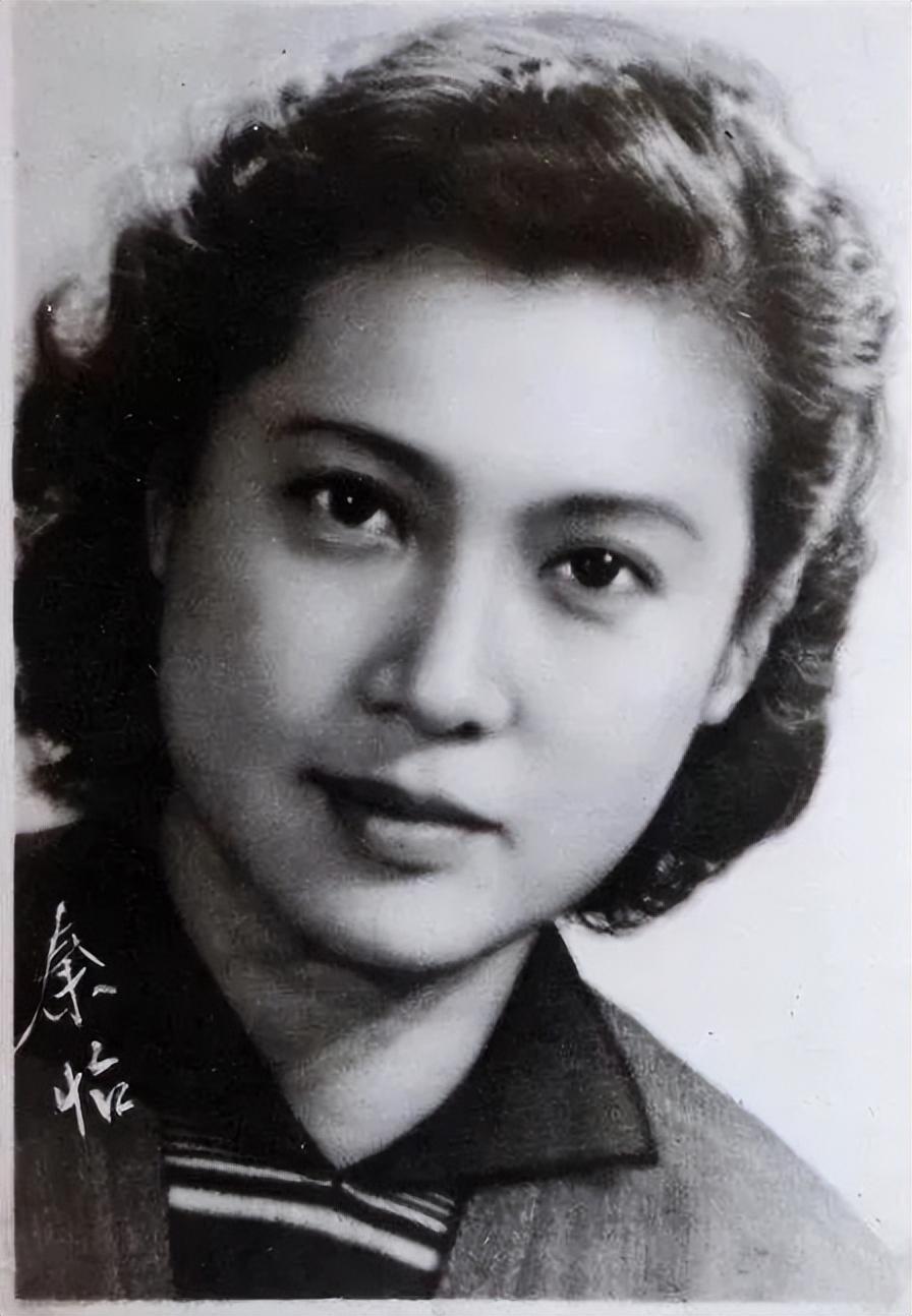 秦怡如何从那段婚姻里出走，之后在抗战时期上海话剧界的经历。

有一张关于那个年代