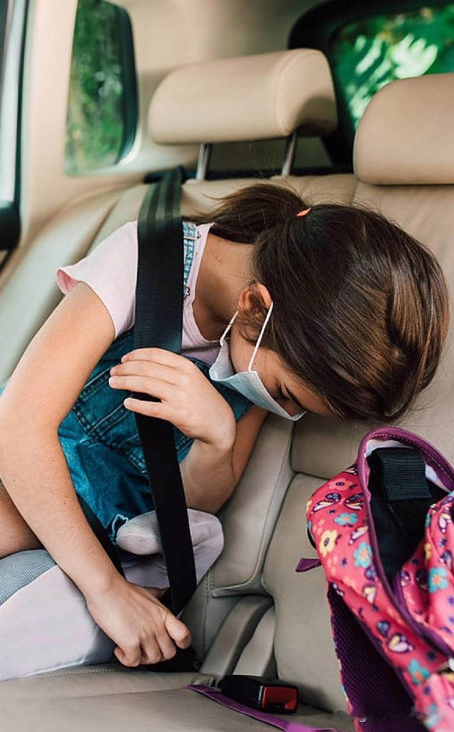 后排不系安全带属违法，交警将依法实施处罚。

根据最新实施的交通法规，机动车行驶